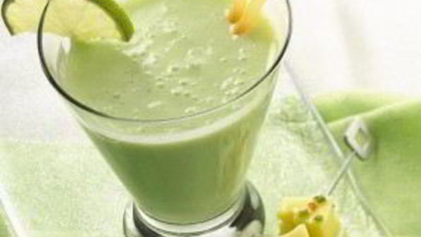 коктейль из замороженного йогурта с лаймом и бананом