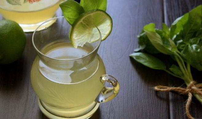 Лаймонад с душистым перцем и базиликом Прохладительные напитки