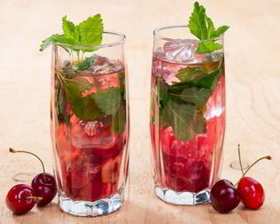 Мятно-вишневый напиток