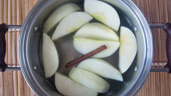 напиток с яблоком и корицей