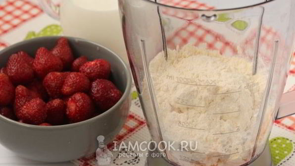 протеиновый коктейль с клубникой и творогом