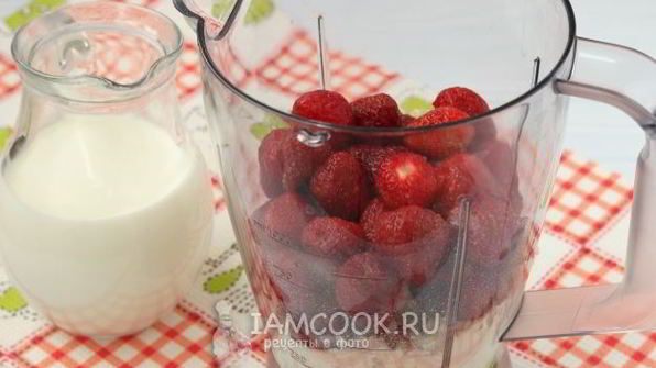 протеиновый коктейль с клубникой и творогом