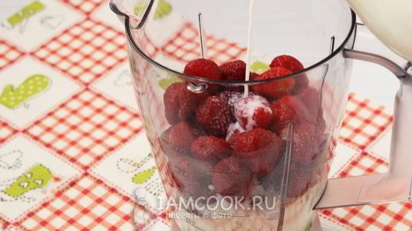 протеиновый коктейль с клубникой и творогом