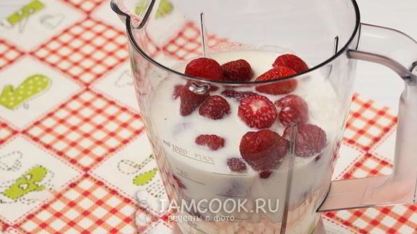 протеиновый коктейль с клубникой и творогом