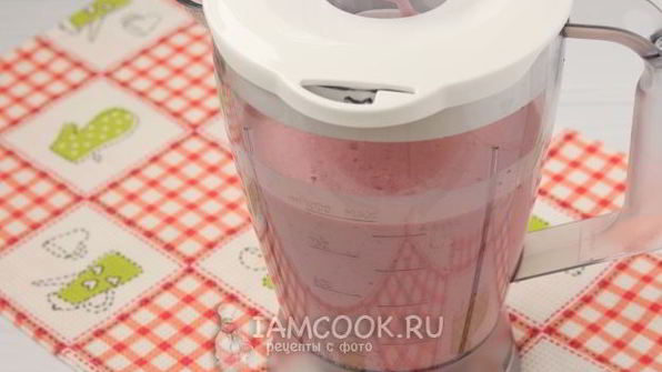протеиновый коктейль с клубникой и творогом
