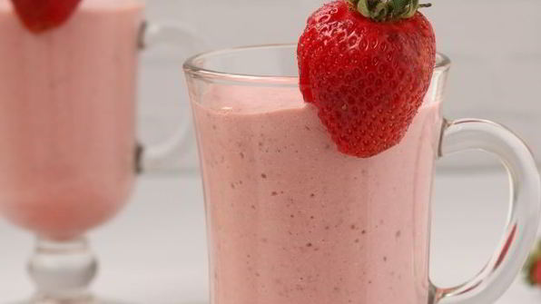 протеиновый коктейль с клубникой и творогом