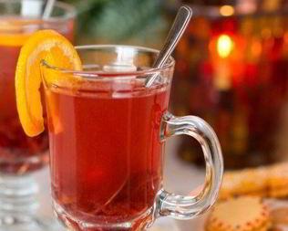 Рождественский пунш с сидром, ромом и клюквой