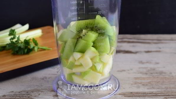 смузи из сельдерея, яблока и киви