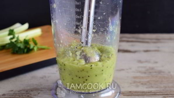 смузи из сельдерея, яблока и киви