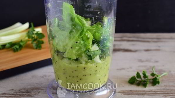 смузи из сельдерея, яблока и киви