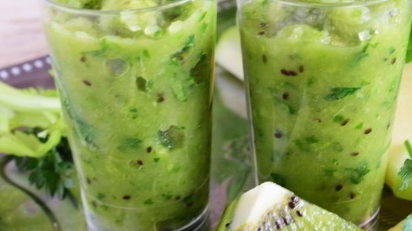 смузи из сельдерея, яблока и киви