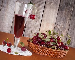 Вино из вишни с косточками
