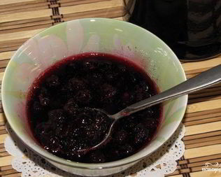 Вишня в сиропе с косточкой