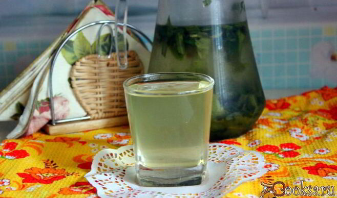 Витаминный напиток из листьев облепихи с медом и мятой