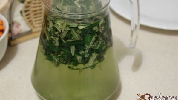 витаминный напиток из листьев облепихи с медом и мятой