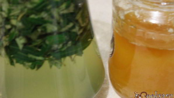 витаминный напиток из листьев облепихи с медом и мятой