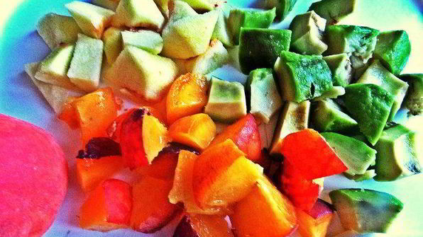 яблочный густой коктейль с авокадо и персиком