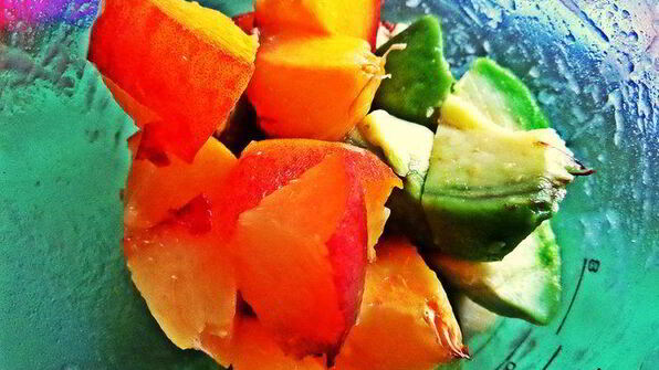 яблочный густой коктейль с авокадо и персиком