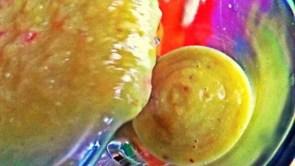 яблочный густой коктейль с авокадо и персиком