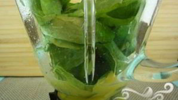 зеленый витаминный напиток с семенами льна