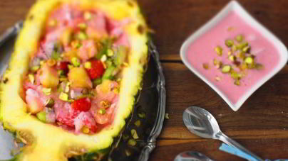 Фруктовый салат Мачедония с клубничным соусом