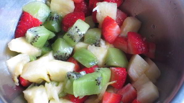 фруктовый салат мачедония с клубничным соусом