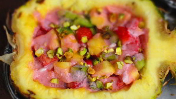 фруктовый салат мачедония с клубничным соусом