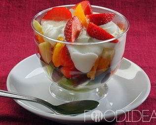 Фруктовый салат с йогуртом