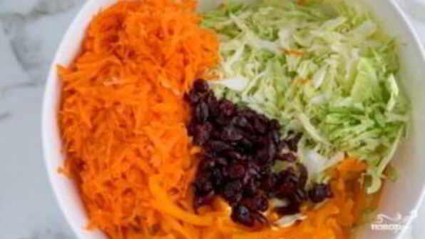 капустный салат с клюквой