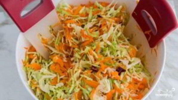 капустный салат с клюквой