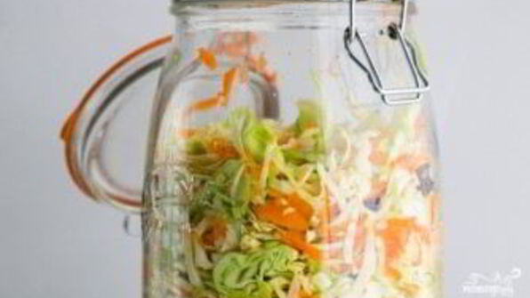 капустный салат с клюквой