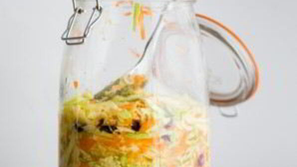 капустный салат с клюквой