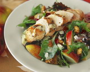 Куриный салат с фруктами и орехами