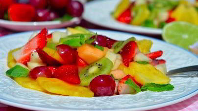 Легкий салат из фруктов с лимонным кремом