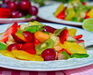 Легкий салат из фруктов с лимонным кремом