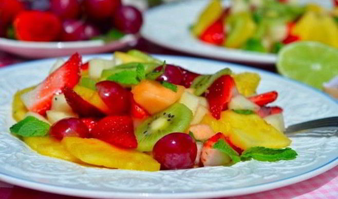 Легкий салат из фруктов с лимонным кремом