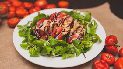 Легкий салат из груши с помидорами