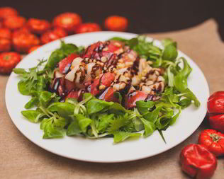 Легкий салат из груши с помидорами