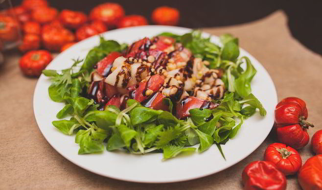 Легкий салат из груши с помидорами