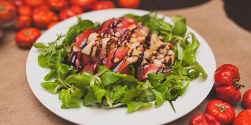 Рецепт легкий салат из груши с помидорами