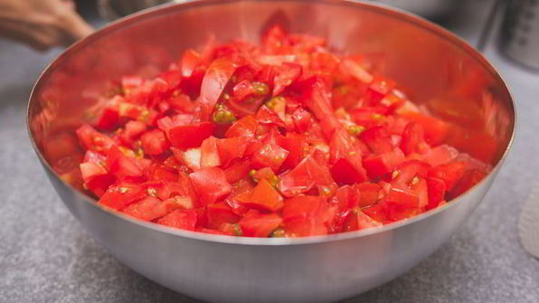 легкий салат из груши с помидорами