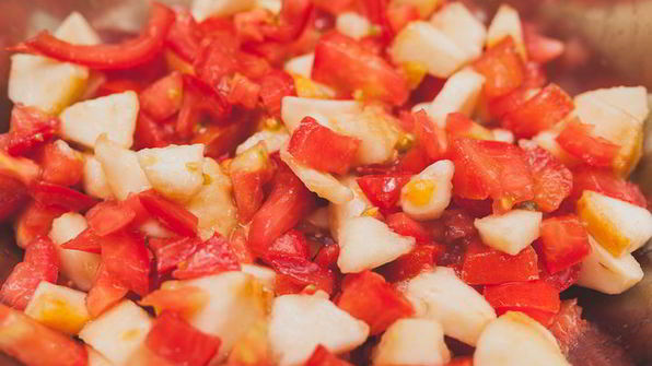 легкий салат из груши с помидорами