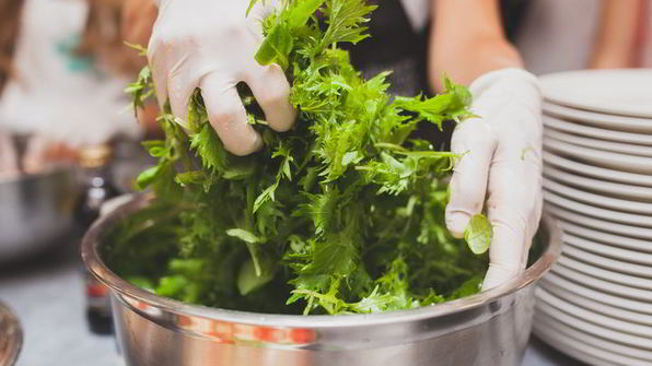 легкий салат из груши с помидорами