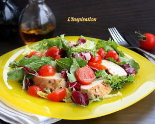 Легкий салат из курицы и черри под апельсиновым соусом