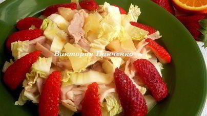 Легкий салат с курицей, ананасом и клубникой