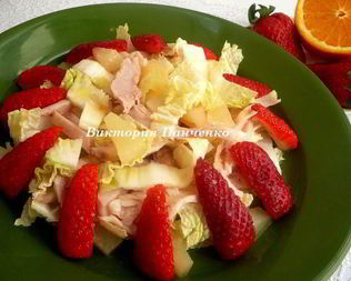 Легкий салат с курицей, ананасом и клубникой