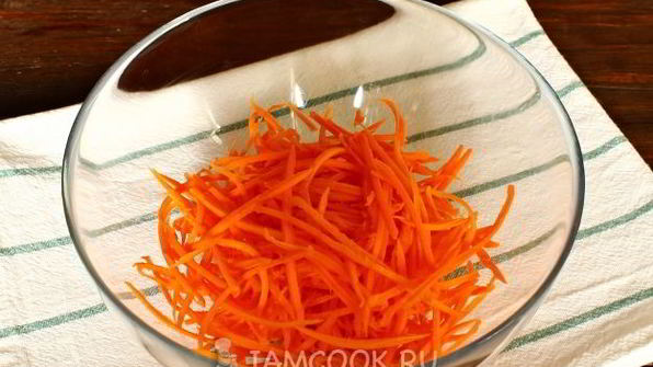 морковно-финиковый салат с имбирной заправкой