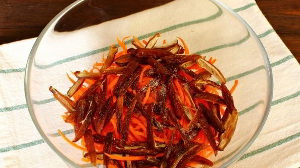 морковно-финиковый салат с имбирной заправкой