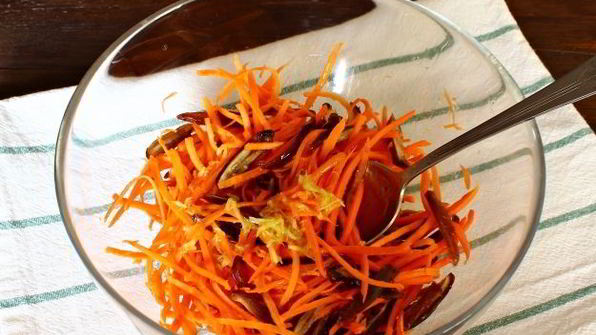 морковно-финиковый салат с имбирной заправкой