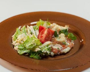 Омлет с индейкой и салат из сельдерея и банана